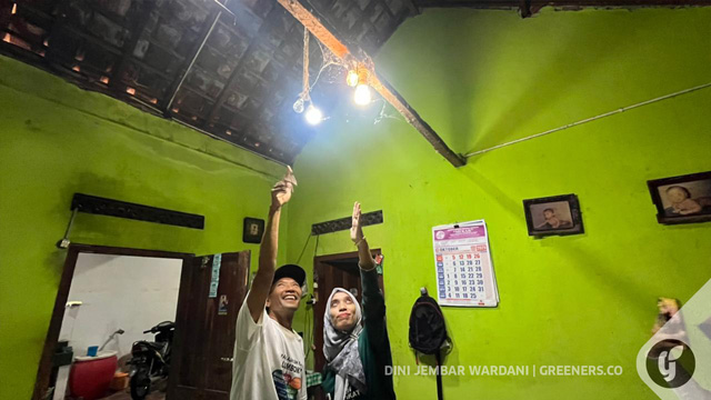 Warga Dusun Kedungrong, Sri Hastuti Yuni Wahyuningsih (47) dan Toto Hardiyanta (55), memanfaatkan PLTMh sebagai sumber listrik untuk penerangan di rumah mereka. Foto: Dini Jembar Wardani