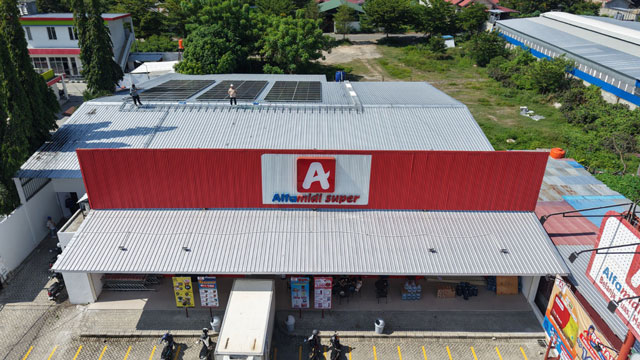 Alfamidi pasang 30 panel surya. Foto: Alfamidi