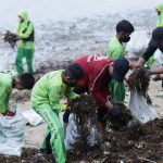 Pelajar SDIT Al Huda Bawean menemukan sampah saset era 1980-an. Foto: Ecoton