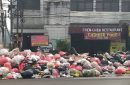 Jalan dan trotoar Tangerang Selatan penuh sampah menggunung. Foto: wes