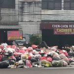 Jalan dan trotoar Tangerang Selatan penuh sampah menggunung. Foto: wes