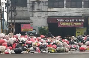 Jalan dan trotoar Tangerang Selatan penuh sampah menggunung. Foto: wes