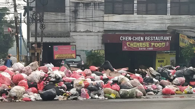 Jalan dan trotoar Tangerang Selatan penuh sampah menggunung. Foto: wes