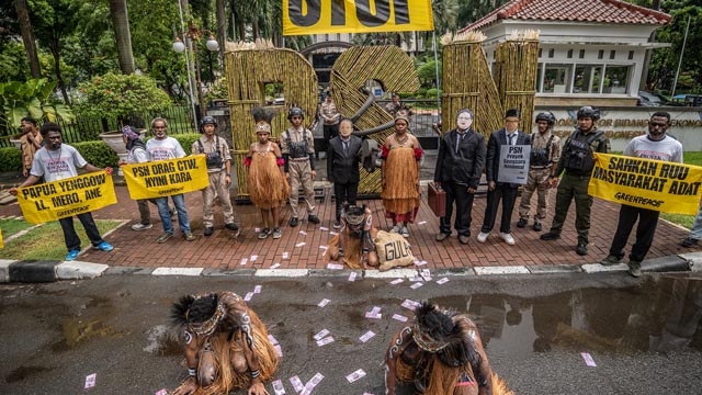 Greenpeace dan masyarakat adat gelar aksi penolakan PSN Tebu Merauke. Foto: Jurnasyanto Sukarno / Greenpeace