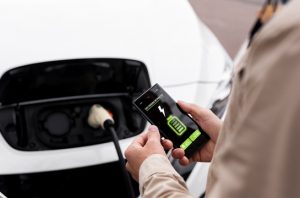 Studi Clean Air Asia menyebut transisi kendaraan listrik 100 persen dapat mencegah 700 ribu jiwa kematian dini pada 2060. Foto: Freepik