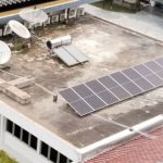 Dorong pengurangan emisi di kampus, FEB UGM pasang panel surya. Foto: Berita UGM