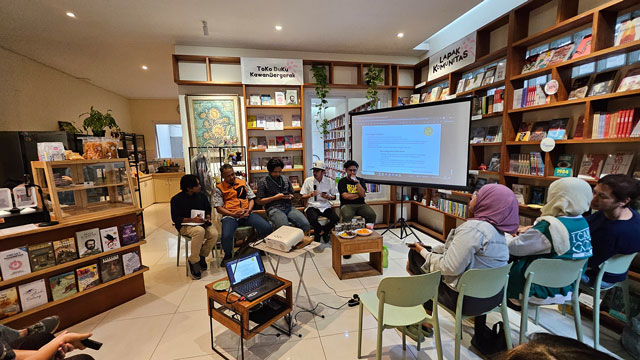 Sejumlah komunitas dan inisiatif warga menyoroti fasilitas pendukung bagi pejalan kaki dan pesepeda masih minim. Foto: Herry Irawan/Bike To Work Bandung