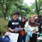 Pelajar mengisi akhir pekan dengan mendata satwa di Tebet Eco Park. Foto: Belantara Foundation
