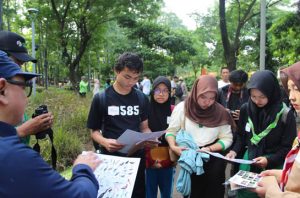 Pelajar mengisi akhir pekan dengan mendata satwa di Tebet Eco Park. Foto: Belantara Foundation