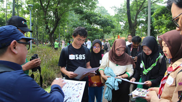 Pelajar mengisi akhir pekan dengan mendata satwa di Tebet Eco Park. Foto: Belantara Foundation