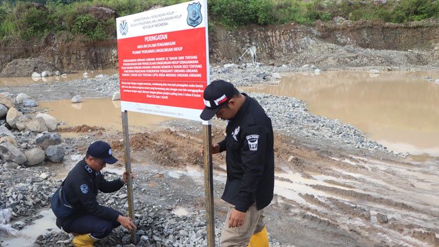 KLH menyegel lima perusahaan tambang di Sumatra Barat. Foto: KLH