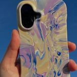 Casing ponsel gomi terbuat dari 100 persen plastik daur ulang. Foto: Yanko Design