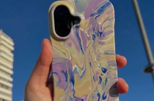 Casing ponsel gomi terbuat dari 100 persen plastik daur ulang. Foto: Yanko Design