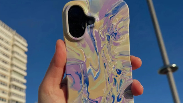 Casing ponsel gomi terbuat dari 100 persen plastik daur ulang. Foto: Yanko Design