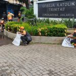 Pasukan orange DLH bersihkan gereja di Jakarta. Foto: DLH DKI