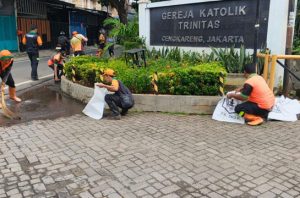 Pasukan orange DLH bersihkan gereja di Jakarta. Foto: DLH DKI