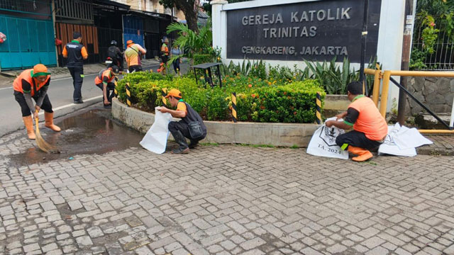 Pasukan orange DLH bersihkan gereja di Jakarta. Foto: DLH DKI