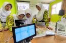 Peneliti cilik MTSN 16 Jombang temukan mikroplastik dalam air hujan. Foto: Ecoton