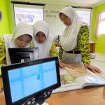 Peneliti cilik MTSN 16 Jombang temukan mikroplastik dalam air hujan. Foto: Ecoton