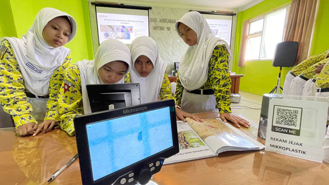 Peneliti cilik MTSN 16 Jombang temukan mikroplastik dalam air hujan. Foto: Ecoton