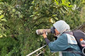 kegiatan mengamati dan memotret burung. Foto: Dini J. Wardani