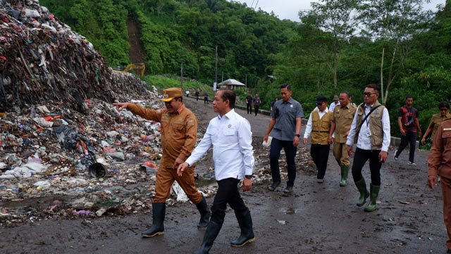 Menteri Lingkungan Hidup Hanif Faisol Nurofiq meninjau TPA Suwung di Bali. Foto: KLH/BPLH