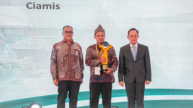 KLH angerahi trofi ProKlim untuk komunitas aktif wujudkan solusi iklim. Foto: KLH