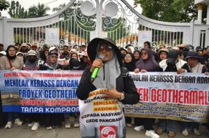 Ratusan warga Cianjur menolak proyek geotermal di Gunung Gede. Foto: Istimewa