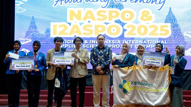 Mahasiswa UGM menciptakan penyerap karbon dari limbah plastik. Foto: UGM