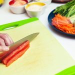 Ilustrasi menggunakan barang di rumah. Foto: Freepik