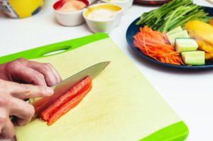 Ilustrasi menggunakan barang di rumah. Foto: Freepik