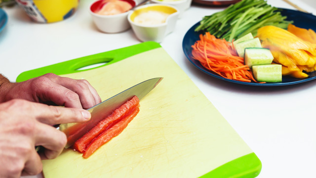 Ilustrasi menggunakan barang di rumah. Foto: Freepik