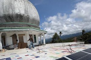 UGM memasang sistem penjernih air bertenaga surya di Bener Meriah. Foto: UGM