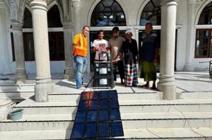 PSE UGM salurkan PLTS portabel di wilayah terdampak bencana di Aceh. Foto: UGM