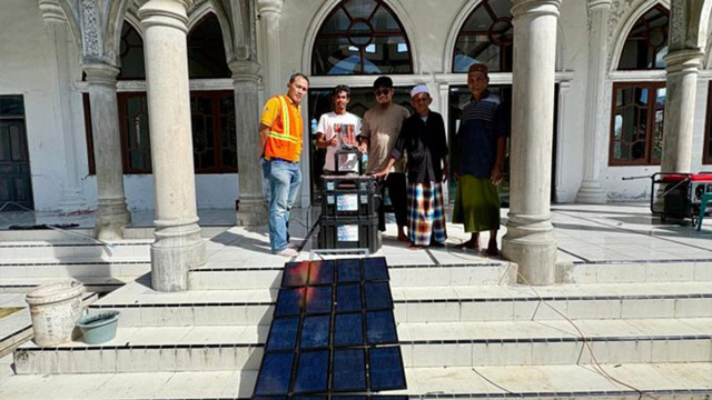 PSE UGM salurkan PLTS portabel di wilayah terdampak bencana di Aceh. Foto: UGM