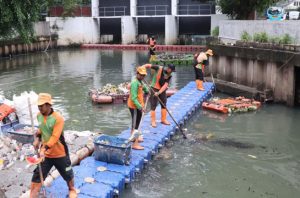 1.790 pasukan orange DKI disiagakan untuk tangani sampah dampak banjir. Foto: DLH DKI