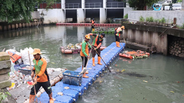 1.790 pasukan orange DKI disiagakan untuk tangani sampah dampak banjir. Foto: DLH DKI
