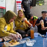 Alfamidi ajak komunitas bank sampah mengelola sampah organik jadi eco enzyme. Foto: Alfamidi