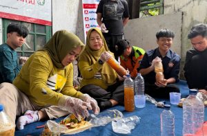 Alfamidi ajak komunitas bank sampah mengelola sampah organik jadi eco enzyme. Foto: Alfamidi