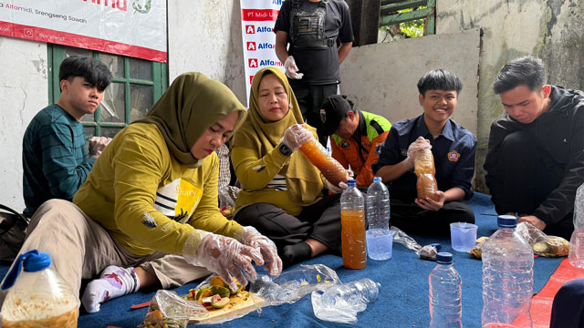 Alfamidi ajak komunitas bank sampah mengelola sampah organik jadi eco enzyme. Foto: Alfamidi