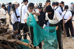 Menteri LH pimpin aksi bersih sampah di Pantai Bali. Foto: KLH