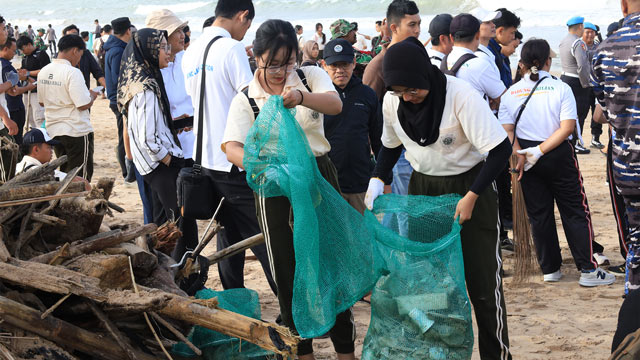 Menteri LH pimpin aksi bersih sampah di Pantai Bali. Foto: KLH