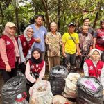 Mahasiswa IPB mengembangkan Eco Paving Block. Foto: IPB University