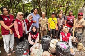 Mahasiswa IPB mengembangkan Eco Paving Block. Foto: IPB University