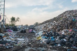 Pengelolaan sampah nasional baru 24 persen, daerah terancam krisis. Foto: Freepik
