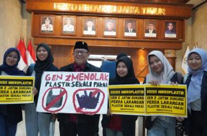 Jaringan Gen Z Jawa Timur mendesak DPRD Jatim susun perda pembatasan plastik. Foto: Ecoton