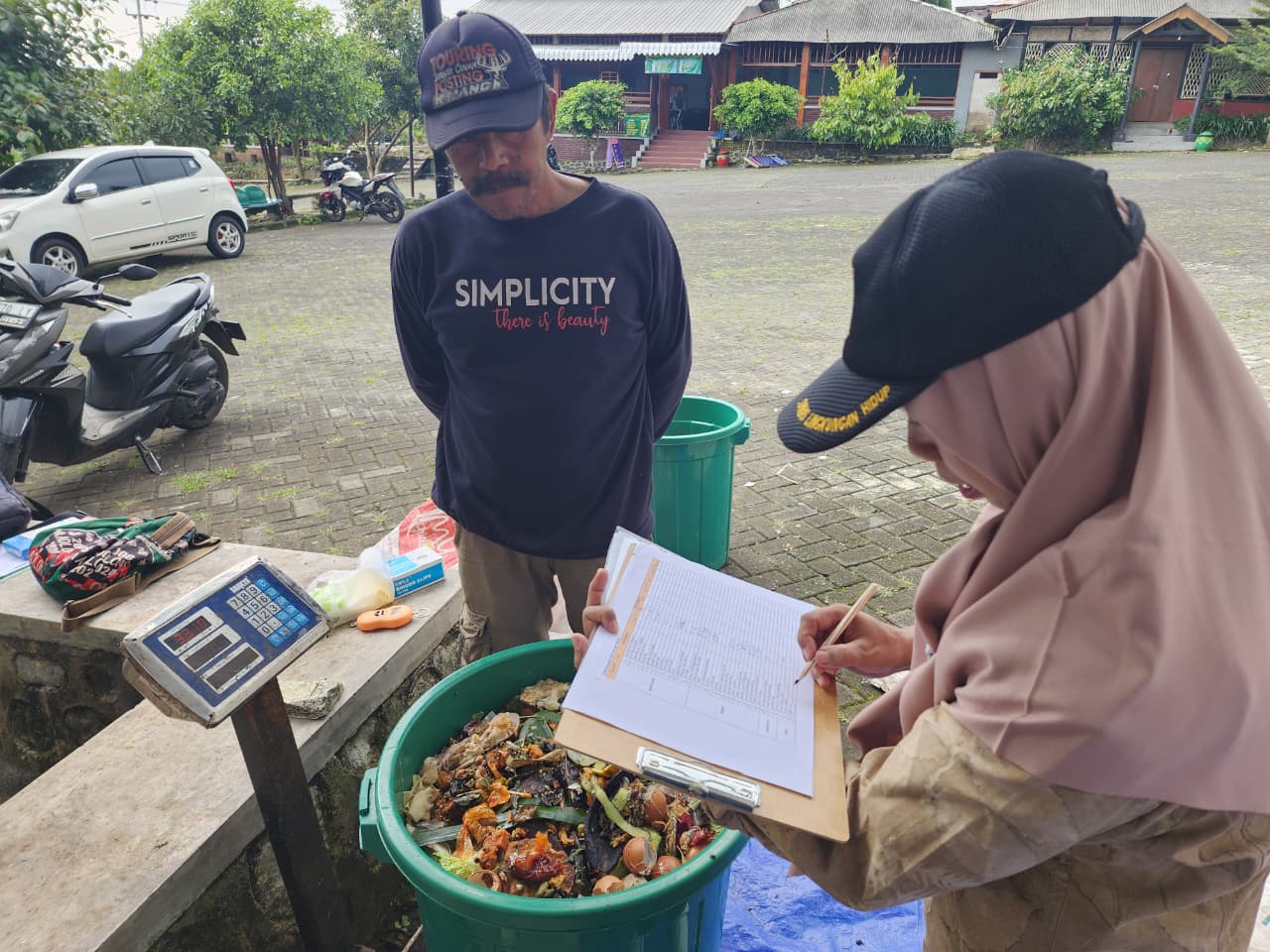 Rumah tangga di kota Batu menjalankan program Zero Waste Cities. Foto: Ecoton