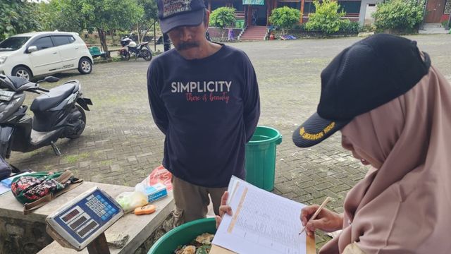 Rumah tangga di kota Batu menjalankan program Zero Waste Cities. Foto: Ecoton