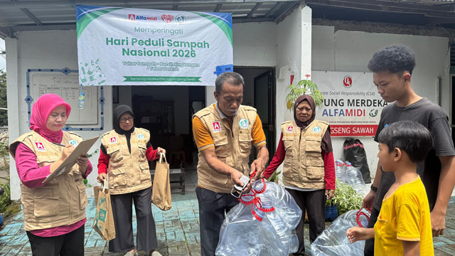 Alfamidi mengajak warga tukar sampah jadi sembako. Foto: Alfamidi