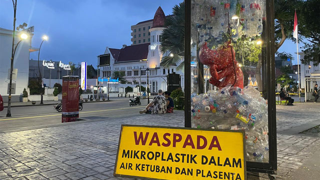 Instalasi bayi terlilit mikroplastik. Foto: Ecoton